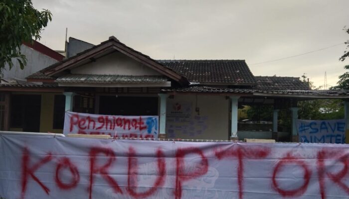 Diduga Kecewa Ada Potongan Saat Bimtek, Kantor Sekretariat Panwascam Karawang Timur Ditulis Koruptor