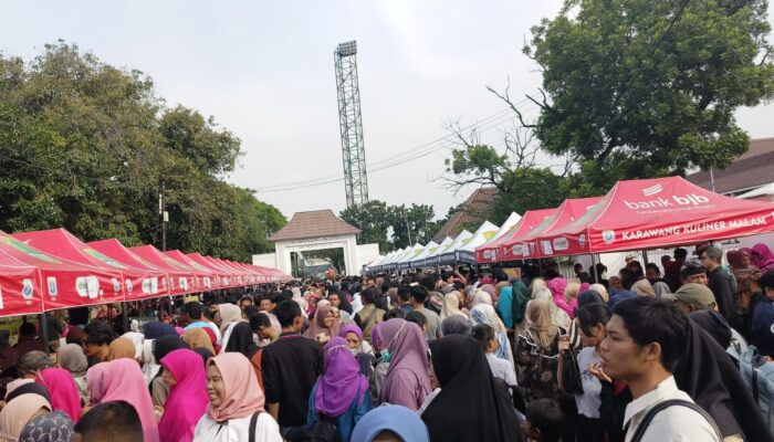 Ribuan Warga Karawang Tampak Gembira Nikmati Kulineran Gratis