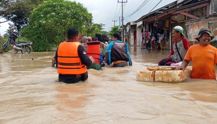 Banjir Melanda Desa Karangligar, 2.562 Jiwa Terdampak, Babinsa Imbau Warga Waspada