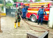 Babinsa Wanakerta Bantu Pembersihan Rumah Warga Pasca Banjir