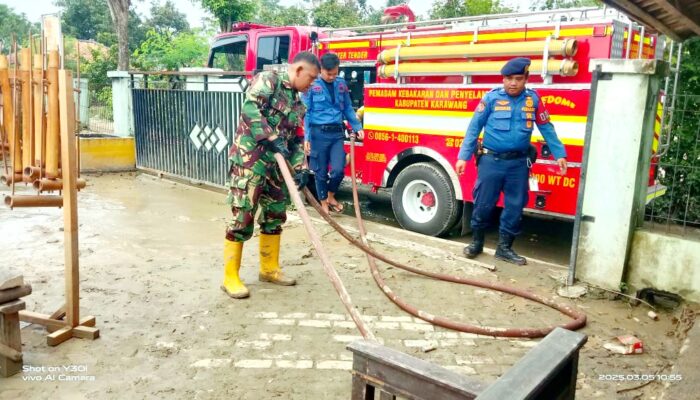Babinsa Wanakerta Bantu Pembersihan Rumah Warga Pasca Banjir