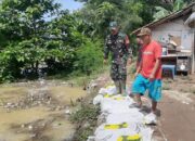 Babinsa Koramil 0401/Kota dan Warga Gotong Royong Membuat Penahan Air