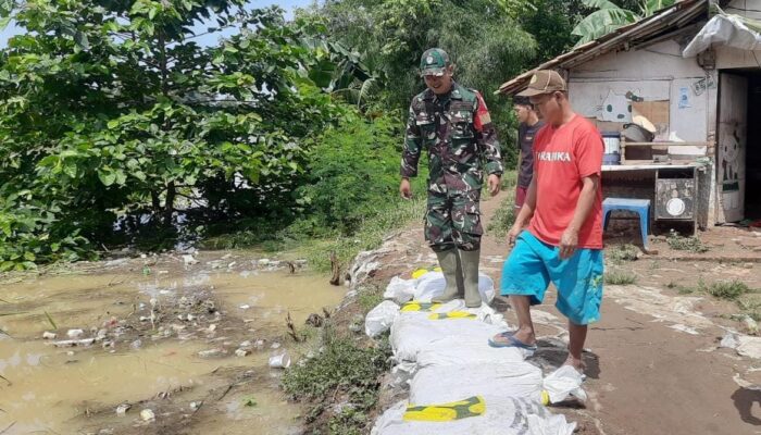 Babinsa Koramil 0401/Kota dan Warga Gotong Royong Membuat Penahan Air