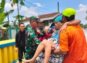 TNI Selamatkan Warga yang Mengalami Serangan Stroke di Tengah Banjir di Karawang