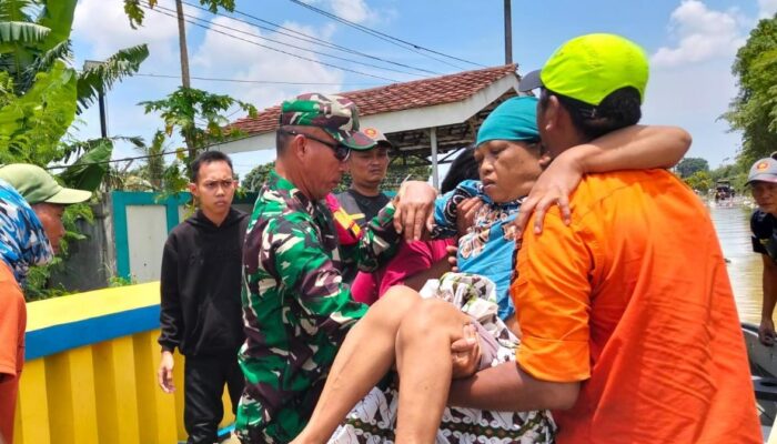 TNI Selamatkan Warga yang Mengalami Serangan Stroke di Tengah Banjir di Karawang