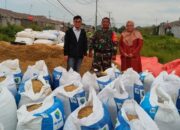 Bersama Babinsa, Petani Karawang Tersenyum Bahagia