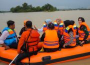 Bantuan dan Kepedulian Ibu-ibu Forkopimda Karawang untuk Warga Terkena Banjir di Desa Sukamakmur 