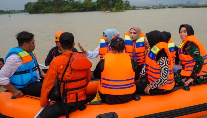 Bantuan dan Kepedulian Ibu-ibu Forkopimda Karawang untuk Warga Terkena Banjir di Desa Sukamakmur 