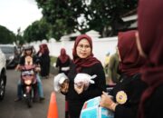 IKIAD Karawang Bagikan Takjil kepada Pengguna Jalan di Bulan Ramadan