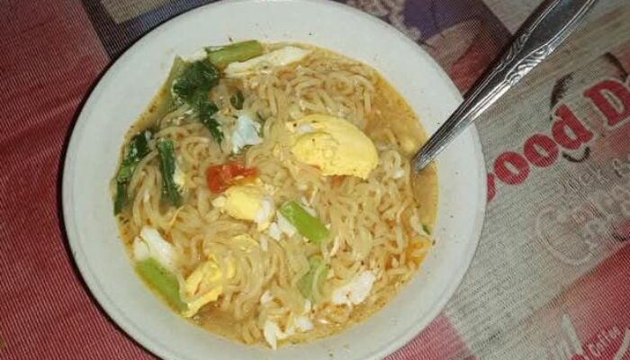 Sensasi Mie Rebus Tengah Malam, Nikmat atau Petaka?