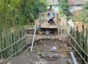 TNI Bersama Warga Bangun Jembatan Alternatif di Karawang Pasca Banjir