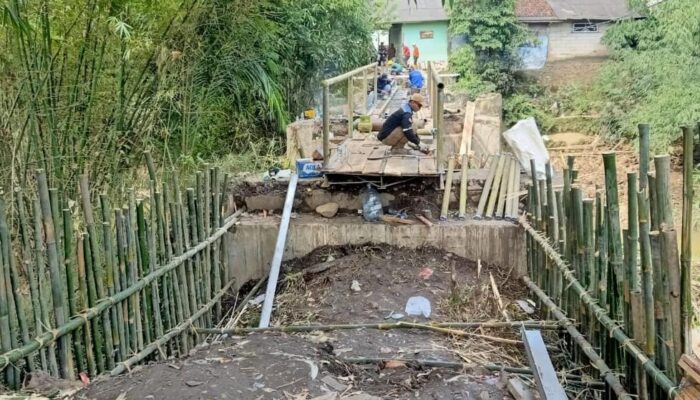 TNI Bersama Warga Bangun Jembatan Alternatif di Karawang Pasca Banjir