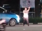 Aksi Heroik Warga Karawang, Turun Tangan Atur Lalin di Tengah Unjuk Rasa Mahasiswa