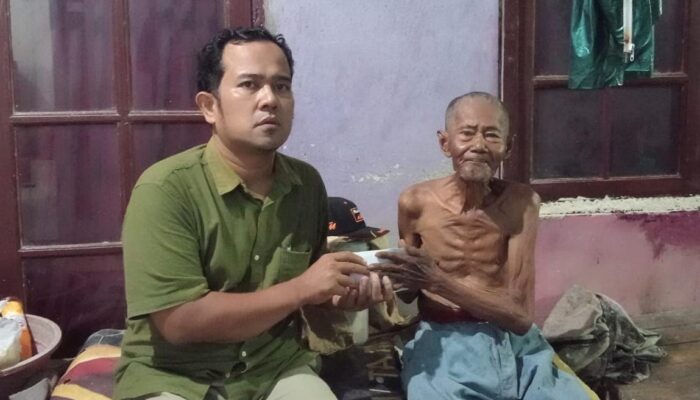 Senyum Bahagia Lansia Karawang, Baznas Tebar Berkah Zakat Fitrah di Hari Raya