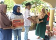 Sri Rahayu Didampingi Tiktoker Karawang Salurkan Bantuan untuk Warga Dusun Kampek Desa Karangligar