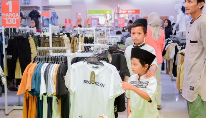 Bang Ayyubi Ajak Puluhan Anak Yatim Belanja Baju Lebaran di Mal Karawang