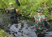Aksi Heroik Serma Roni, Anggota TNI Tak Gentar Terjun ke Saluran Air Kotor di Karawang Barat