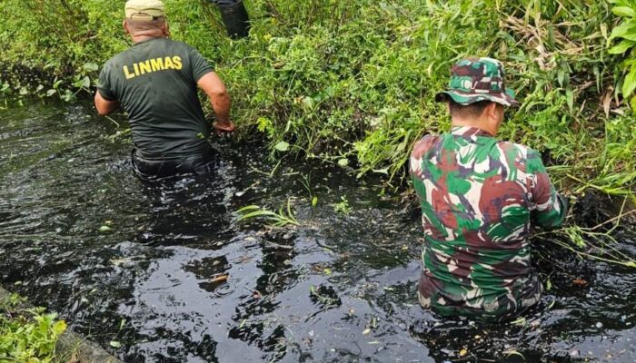 Aksi Heroik Serma Roni, Anggota TNI Tak Gentar Terjun ke Saluran Air Kotor di Karawang Barat