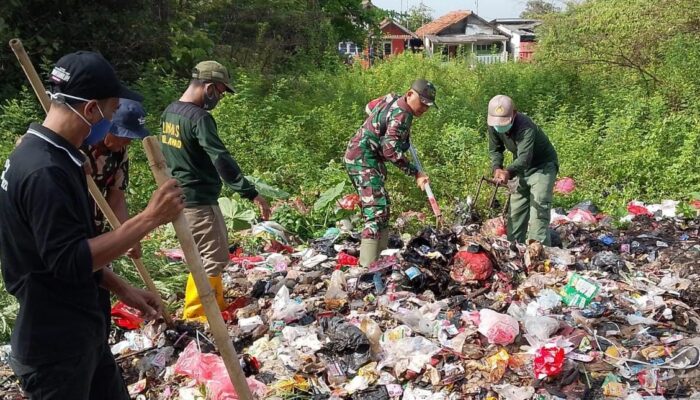 Plawad Melawan Sampah, Aksi Gotong Royong Bersihkan Tumpukan Liar di Jalan Syekh Quro