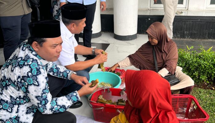 Bupati dan Ketua DPRD Karawang Kepergok Borong Katimus, Rezeki Nomplok Ibu Penjual Usai Lepas Kafilah MTQH!
