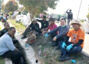 Kerja Bakti Bersihkan Saluran Air di Plawad, Camat Karawang Timur Ajak Warga Jaga Kebersihan