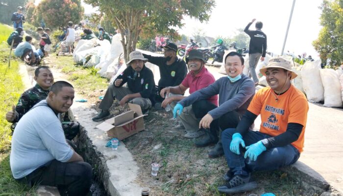 Kerja Bakti Bersihkan Saluran Air di Plawad, Camat Karawang Timur Ajak Warga Jaga Kebersihan