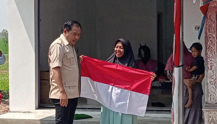 Ketua DPRD Karawang Bagikan Ratusan Bendera Jelang HUT RI ke – 80