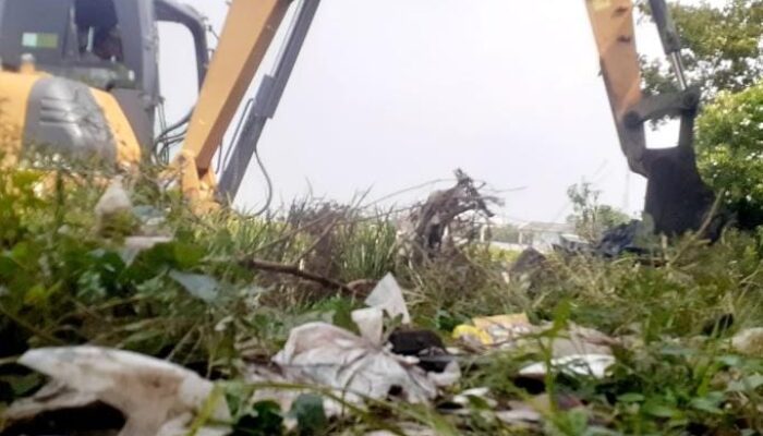 Sampah Menumpuk di Perbatasan Karawang Timur, Pemerintah Bertindak Cepat Normalisasi Saluran Irigasi