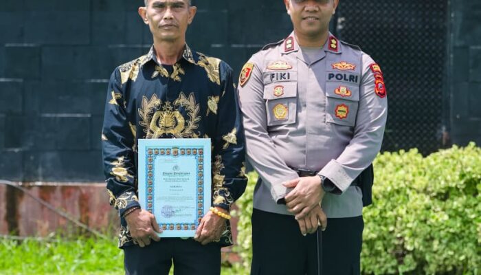 Bukan Polisi, Tapi Aktif Beritakan Polri, Suahanta dan Admin Karawang Info Terima Piagam Apresiasi