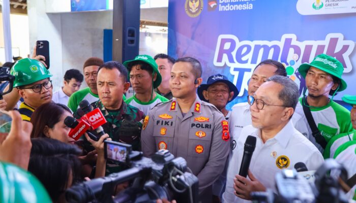 Kabar Baik Petani! Disaksikan Forkopimda Karawang, Zulhas Pastikan Pupuk Urea NPK Turun 20% dan Stok Aman di Kios