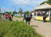 Babinsa Koramil 0403/Rwt Karawang Bersama Warga Bersihkan Pantai Sambut Pesta Laut Nadran