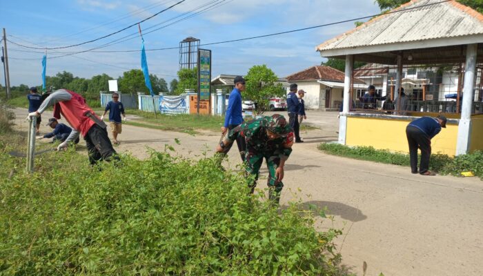 Babinsa Koramil 0403/Rwt Karawang Bersama Warga Bersihkan Pantai Sambut Pesta Laut Nadran