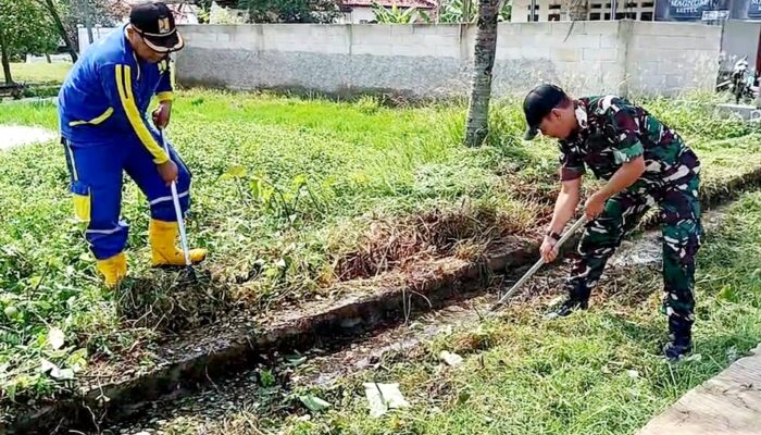 Babinsa Koramil 0406/Cikampek Bersama Warga Citarik Gelar Program ‘Asih Salira’ Jaga SDA Karawang