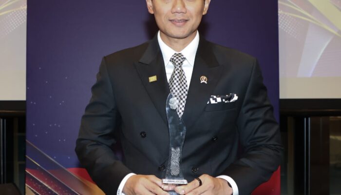 Keren, Menko AHY Sabet Penghargaan Tertinggi Alumni NTU Singapura