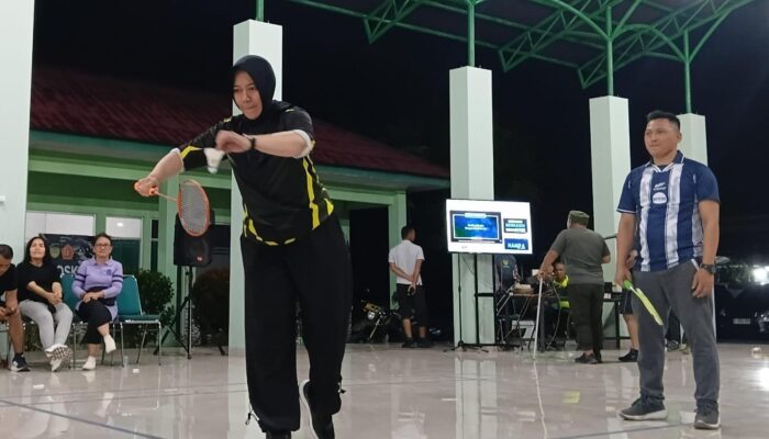 Sportivitas Perwira Kodim 0604 Karawang, Letda Titin dan Suami Juara di Final Badminton