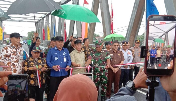 Wujud Sinergi Pemda dan TNI, Bupati Aep Bersama Letkol Inf Naryanto Resmikan Jembatan Pucung