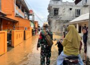 Babinsa Margakaya Sigap Evakuasi Warga Terdampak Banjir Akibat Tanggul Kalimalang Jebol