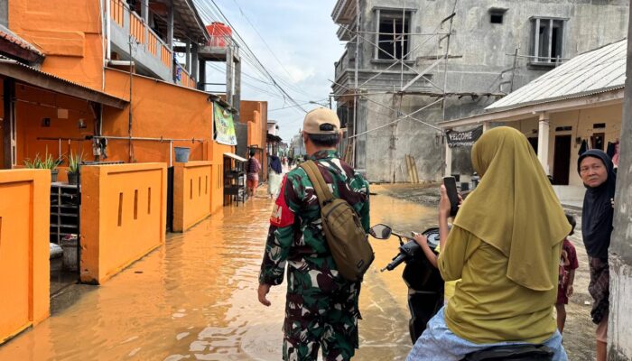 Babinsa Margakaya Sigap Evakuasi Warga Terdampak Banjir Akibat Tanggul Kalimalang Jebol