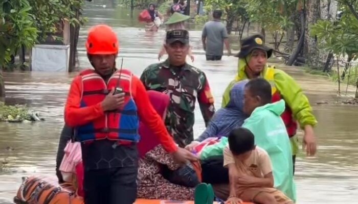 Tanggapi Situasi Darurat, TNI Bersama BPBD Evakuasi Warga Terdampak Banjir di Karangligar