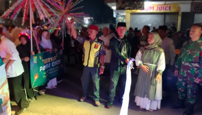 Sambut Bulan Suci Ramadhan 1447 H Ratusan Warga Kelurahan Karawang Wetan Gelar Pawai Obor