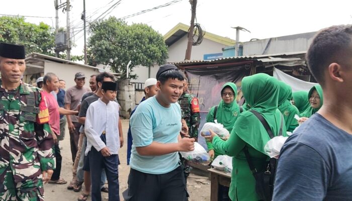 Koramil 0401/Kota Bagikan 100 Paket Takjil untuk Masyarakat Karawang