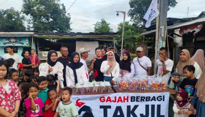 DPC PSI Klari Bagikan Ratusan Takjil untuk Masyarakat, Lanjutkan Konsolidasi Pengurus