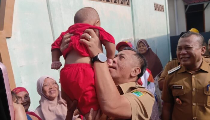 Dekapan Hangat Bupati Aep untuk Angga, Momen Haru di Sela Kunjungan Sosial