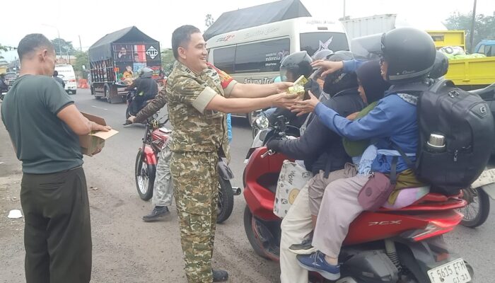Segarkan Perjalanan, Aksi Simpatik Danramil Cikampek di Tengah Sejuknya Jalur Mudik Karawang