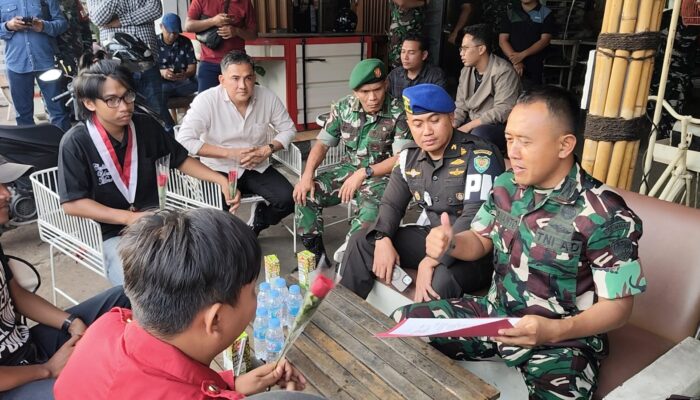 Sambut Harmoni, Dialog Hangat: GMNI Serahkan Mawar Merah ke Dandim 0604 Karawang