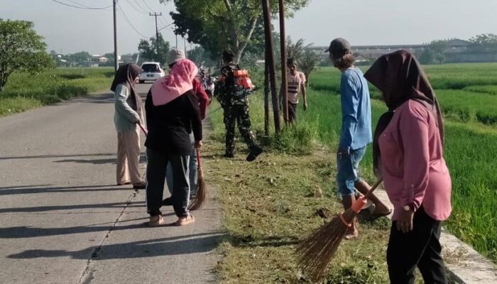 Jumat Bersih di Kutawargi, TNI dan Warga Kompak Percantik Akses Jalan Desa