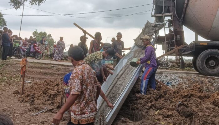 Dikebut Tanpa Henti! TNI dan Warga Satukan Tenaga Bangun Jembatan Garuda