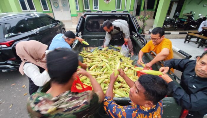 Dari Semak Jadi Berkah: Kodim 0604 Karawang Bagikan Hasil Panen ke Warga