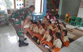 Babinsa Nagasari Tanamkan Cinta Tanah Air Sejak Dini di TK Kartika