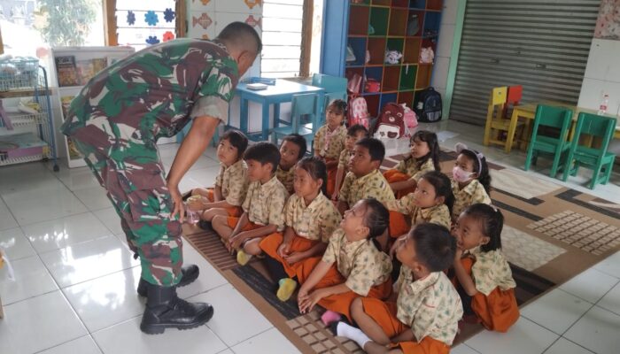 Babinsa Nagasari Tanamkan Cinta Tanah Air Sejak Dini di TK Kartika